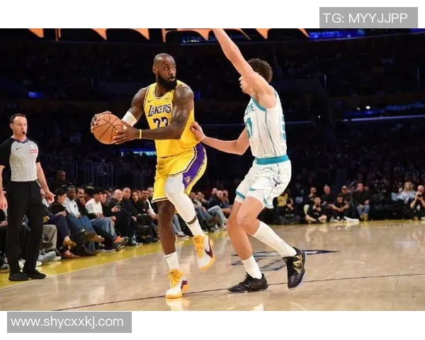 湖人对阵黄蜂的精彩对决分析与球员表现点评